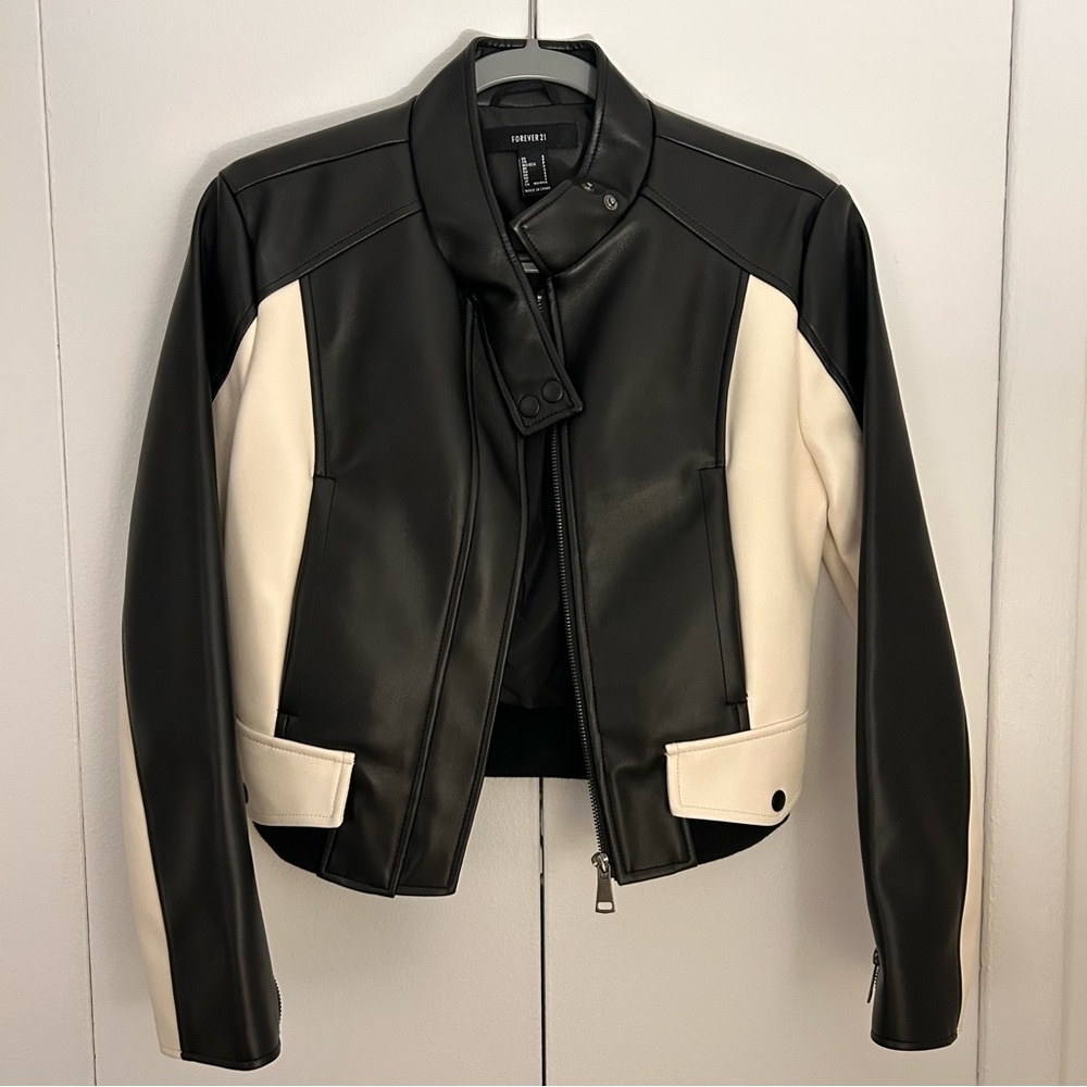 Forever 21 Black & Cream Vegan Leather Cropped Moto Motorcycle Jacket